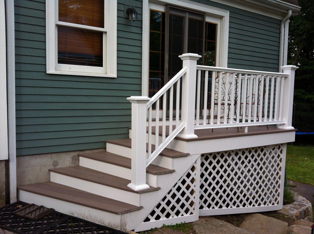 Breakfast deck with Custom Staircase (Lattice View)