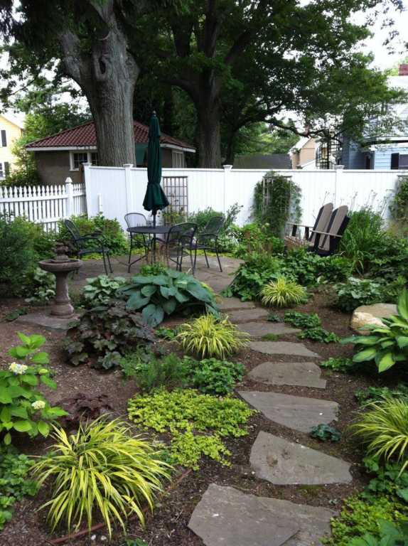 Random Flagstone Woodland Circle Patio